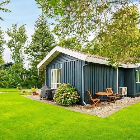 Three-bedroom Holiday In 2 *